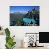 Wanderer mit Blick auf den türkisfarbenen See Poster (Heimbüro)