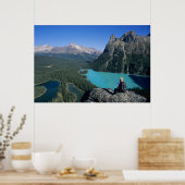Wanderer mit Blick auf den türkisfarbenen See Poster (Küche)