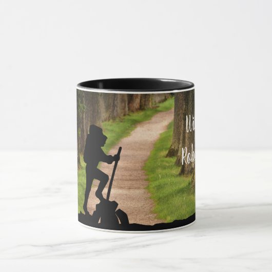 Wanderer mit Waldweg und Kompass personalisieren Tasse (Zentrum)
