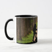 Wanderer mit Waldweg und Kompass personalisieren Tasse (Links)