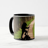 Wanderer mit Waldweg und Kompass personalisieren Tasse (Vorderseite Links)