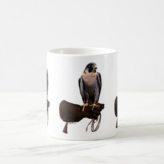 Wanderfalke auf Handschuh Kaffeetasse (Mittel)