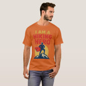 Wanderheld Comic Bergabenteuer Design lustig T-Shirt (Vorne ganz)