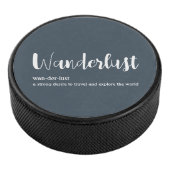 Wanderlust-Definition weiß, grau Eishockey Puck (3/4)