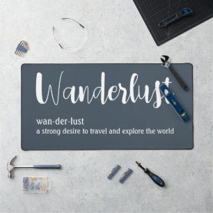 Wanderlust-Definition weiß, grau Schreibtischunterlage