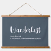 Wanderlust-Definition weiß, grau Wandteppich Mit Holzrahmen (Vorne)