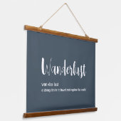 Wanderlust-Definition weiß, grau Wandteppich Mit Holzrahmen (Gewinkelt)