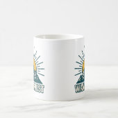 Wanderlust Retro Teal Mountain Sunrise | Hiking Kaffeetasse (Mittel)