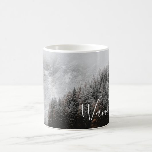 Wanderlust-Schwarz-Weiß-Bergwälder, Kaffeetasse (Mittel)