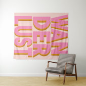 Wanderlust Zitat Typografie Design in Rosa Wandteppich (Beispiel (Horizontal))