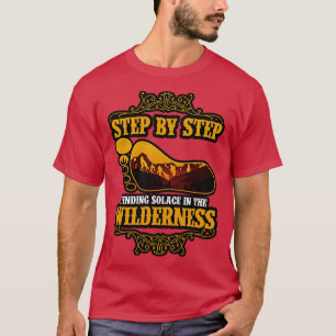 Wandern bei Schritt Suche nach Ruhe im Grünen T-Shirt