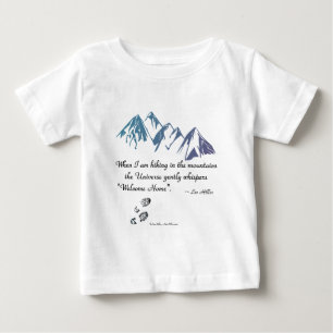 Wandern Berge Universum flüstert Willkommen Zuhaus Baby T-shirt