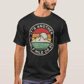 Wandern Camping weitere halbe Meile oder so Berge  T-Shirt (Vorderseite)
