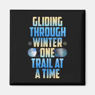 Wandern durch den Winter - ein Weg nach dem andere Magnet