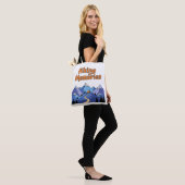 "Wandern Erinnerungen" Whimsical Mountain Camping Tasche (Am Model)