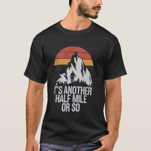 Wandern Es ist noch etwa eine halbe Meile Lustiges T-Shirt