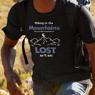 Wandern in den Bergen, wo das GPS verloren ist T-Shirt