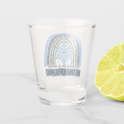 Wandern in einem Winterwunderland | Blauer Regenbo Schnapsglas (Rückseite)