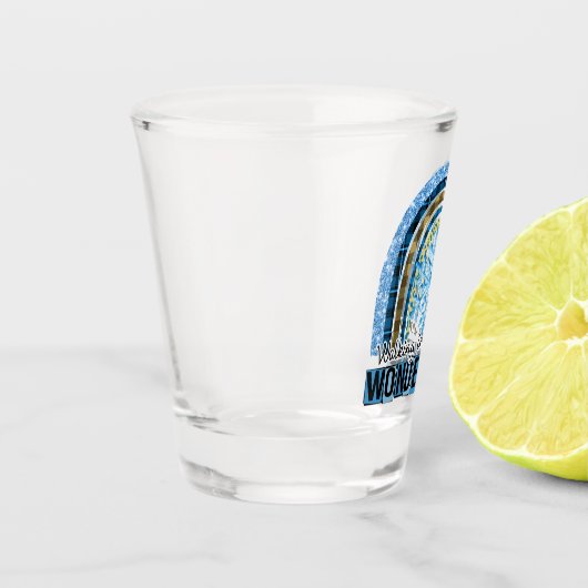 Wandern in einem Winterwunderland | Blauer Regenbo Schnapsglas (Links)