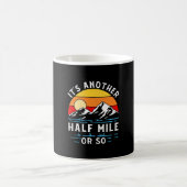 Wandern ist eine andere halbe Meile oder so Kaffeetasse (Mittel)