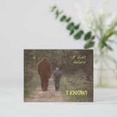 WANDERN MIT BIGFOOT SASQUATCH - ICH WEISS POSTKARTE (Stehend Vorderseite)
