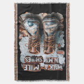 Wandern Sie eine Meile in meinen Schuhen - Inspira Decke (Vorderseite Vertikal)