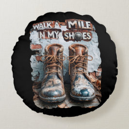 Wandern Sie eine Meile in meinen Schuhen - Inspira Rundes Kissen
