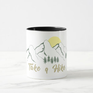 Wandern Sie mit Logokiefern im Freien Tasse