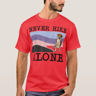 Wandern Sie nie allein Englisch gefunden Hundwande T-Shirt