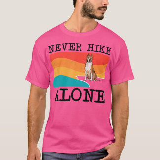 Wandern Sie niemals allein auf dem amerikanischen T-Shirt
