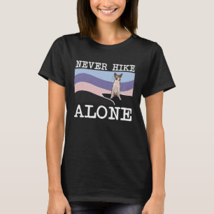 Wandern Sie niemals allein durch den norwegischen T-Shirt
