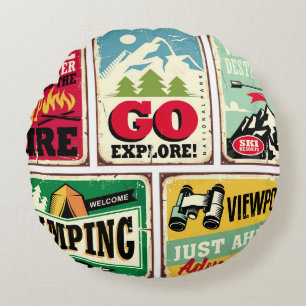 Wandern und Camping Retro-Schilder Sammlung. Outdo Rundes Kissen