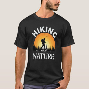 Wandern und Natur Wandern Weibliche Wanderer Unter T-Shirt