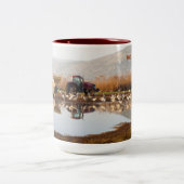 Wandernde Vogel-Tasse Zweifarbige Tasse (Mittel)