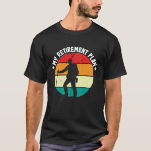 Wandernder Bergsteiger beim Klettern auf Bergen im T-Shirt