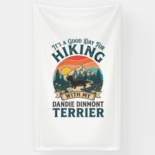 Wandernder Dandie Dinmont Terrier Hund Berge Sonne Banner