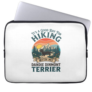 Wandernder Dandie Dinmont Terrier Hund Berge Sonne Laptopschutzhülle
