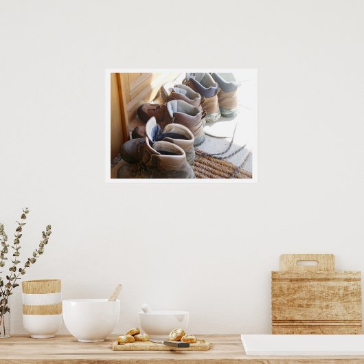 Wanderstiefel, die sich an der Außentür der Kabine Poster (Küche)