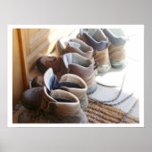 Wanderstiefel, die sich an der Außentür der Kabine Poster (Vorne)