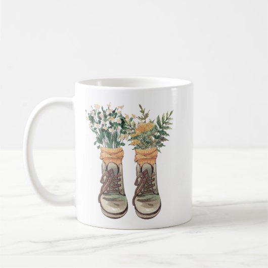 Wanderstiefel und Wildblumen Kaffeetasse (Links)