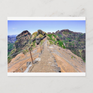Wanderweg hinauf in den Bergen auf Madeira Portuga Postkarte