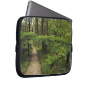 Wanderweg im Regenwald mit Farnbäumen - Laptopschutzhülle (Vorne Rechts)