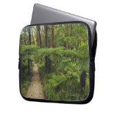 Wanderweg im Regenwald mit Farnbäumen - Laptopschutzhülle (Vorderseite Links)