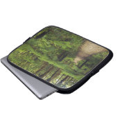 Wanderweg im Regenwald mit Farnbäumen - Laptopschutzhülle (Vorne Knopf)