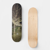 Wanderweg mit leuchtenden Bäumen Skateboard (Vorderseite)