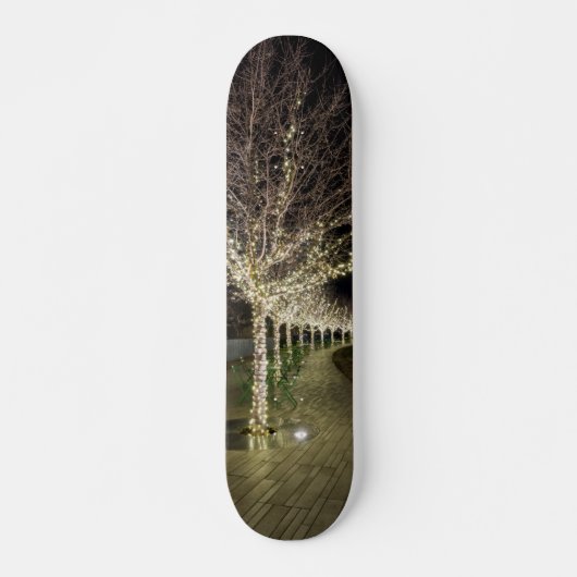 Wanderweg mit leuchtenden Bäumen Skateboard (Vorne)