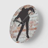 Wanderzombie-Silhouette Runde Wanduhr (Winkel)