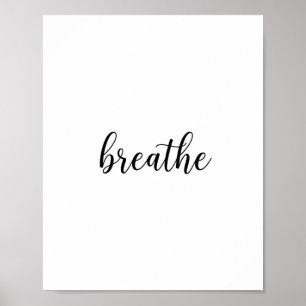 Wandkunst mit dem Zitat 'Breathe' in Schreibschrif Poster