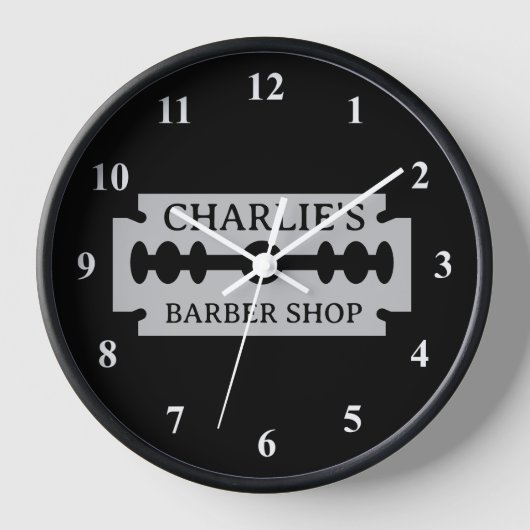 Wanduhr aus der Barbertraberei mit Rasierklingen (Vorderseite)