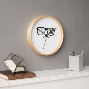 Wanduhr mit einem lustigen Design mit zerbrochener